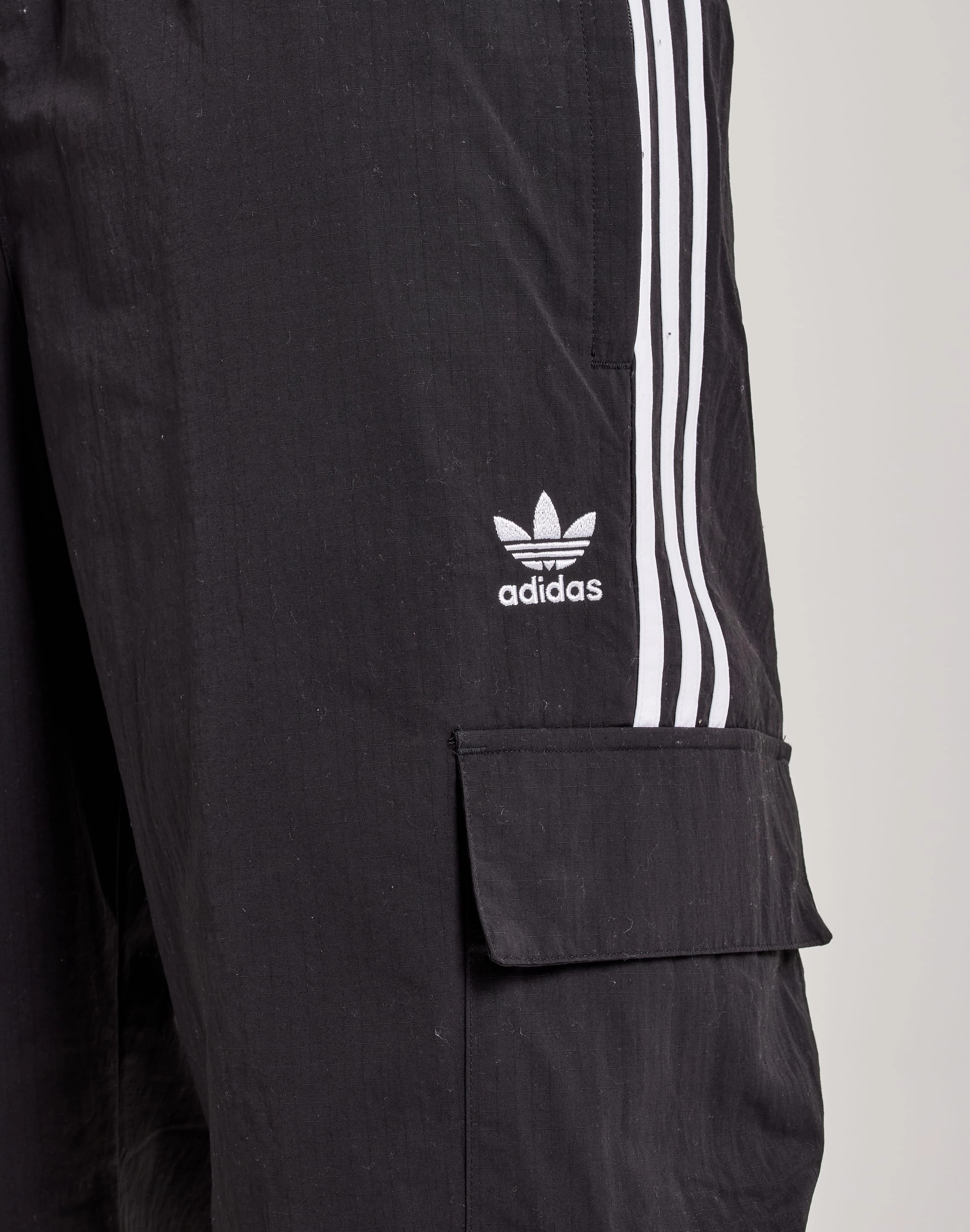 SnagFree Surface Soft Flow Adidas Adicolor Classics 3-Stripes Cargo Pants