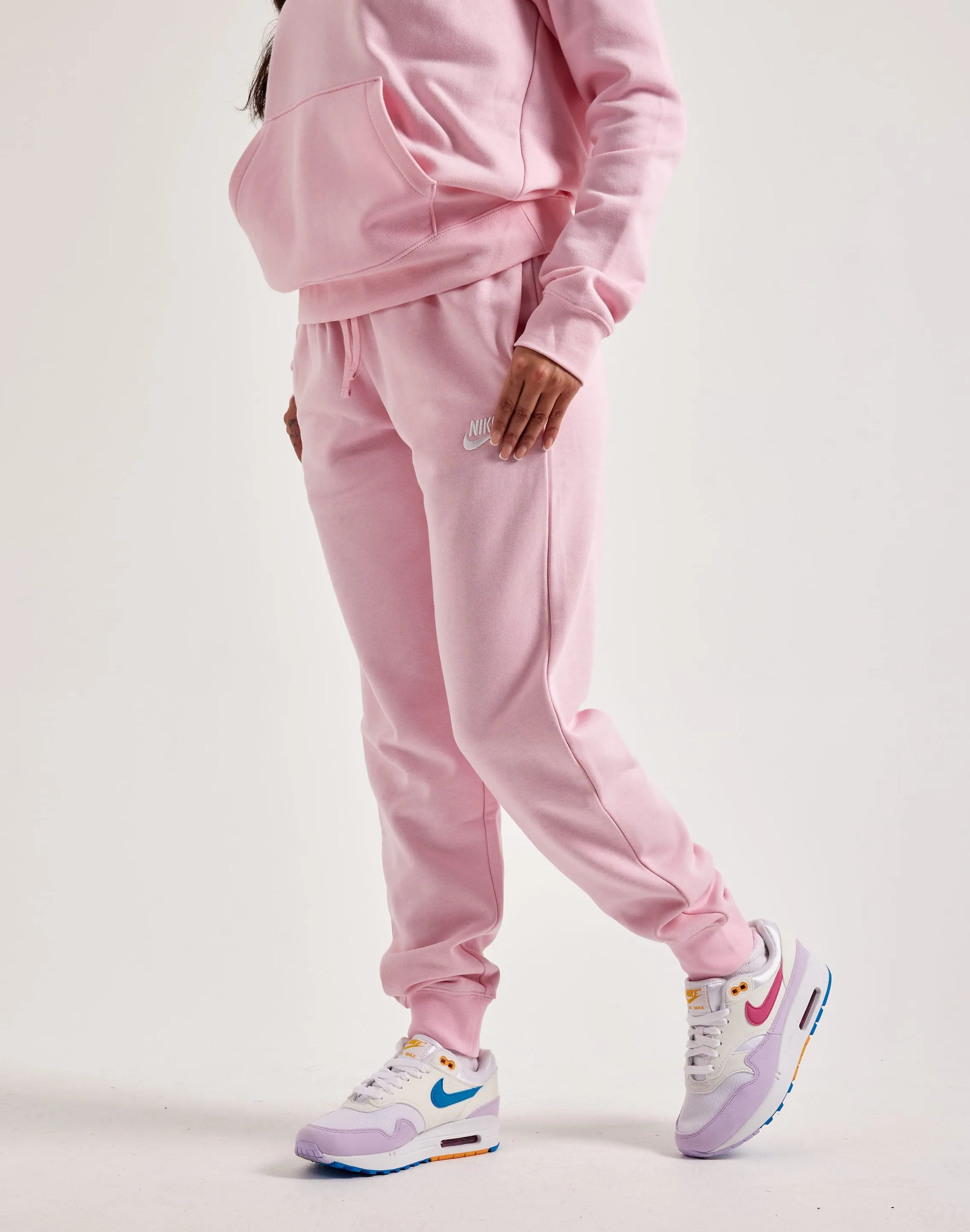 Stream Fit Shape Hug Nike Club Fleece Mid-Rise Pants