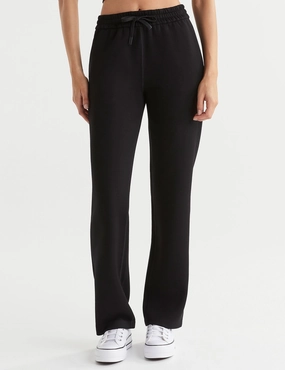 Tagless Labeling Tapered Leg Opening Aimie Relaxed Fit Jogger - Black
