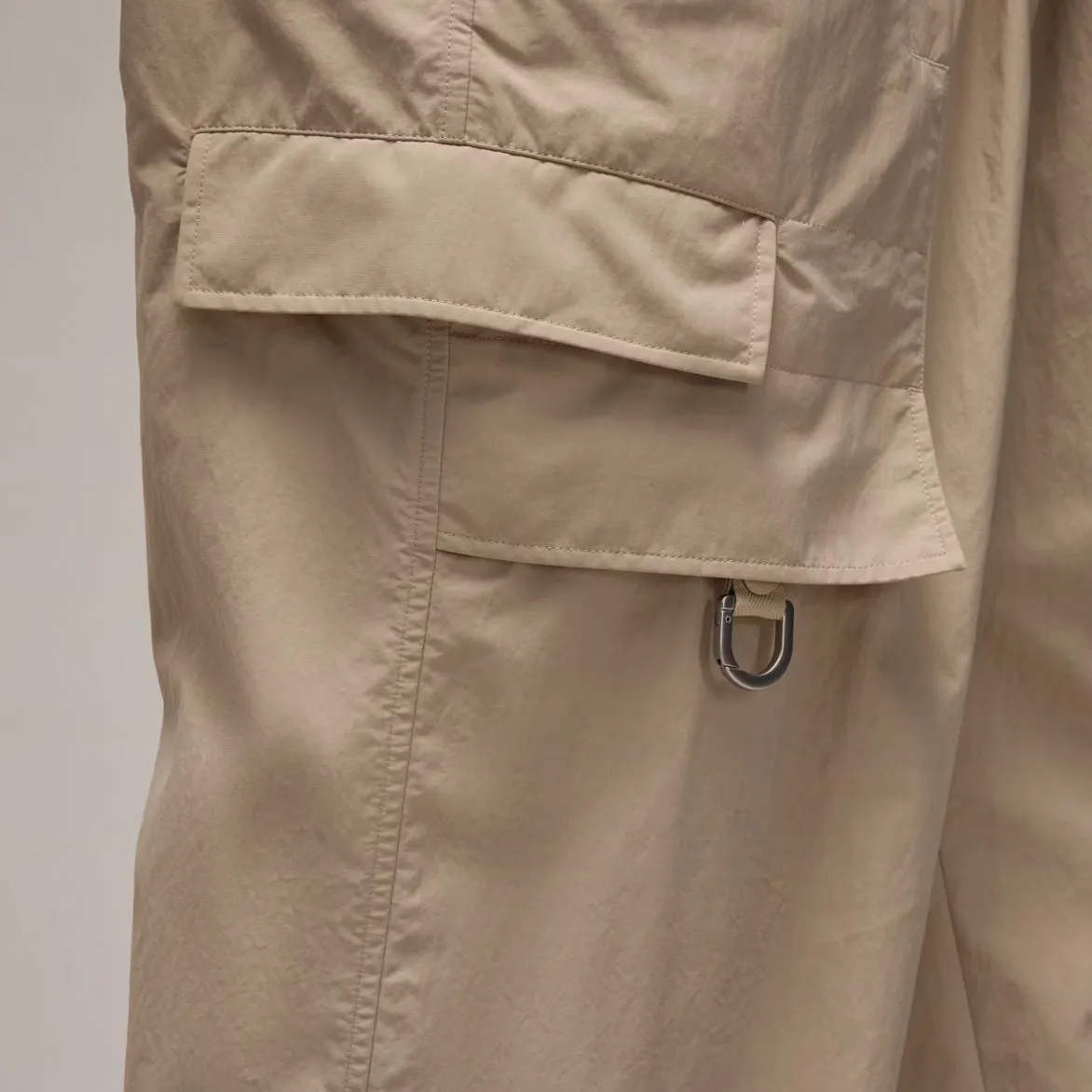 LowMaintenanceMaterial PrecisionTailoring CRINKLE NYLON PANTS - CLAYBROWN