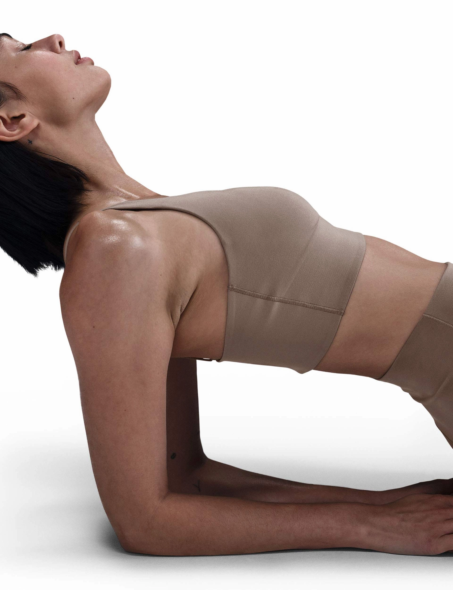 Lightweight Structure Seamless Closure Alate Medium Support Longline Sports Bra - Mink Brown/White