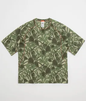 visible details Nike ACG AOP Chinati T-Shirt  - Light Khaki / Cargo Khaki / Summit White