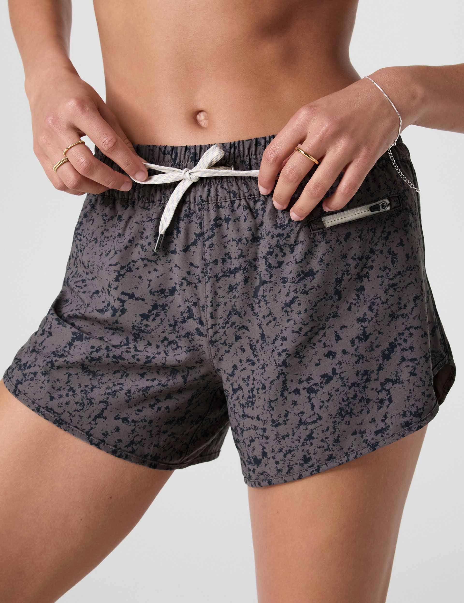 adventure apparel Easy Adjust Drawcord Clementine 4" Short 2.0 - Chia Stucco