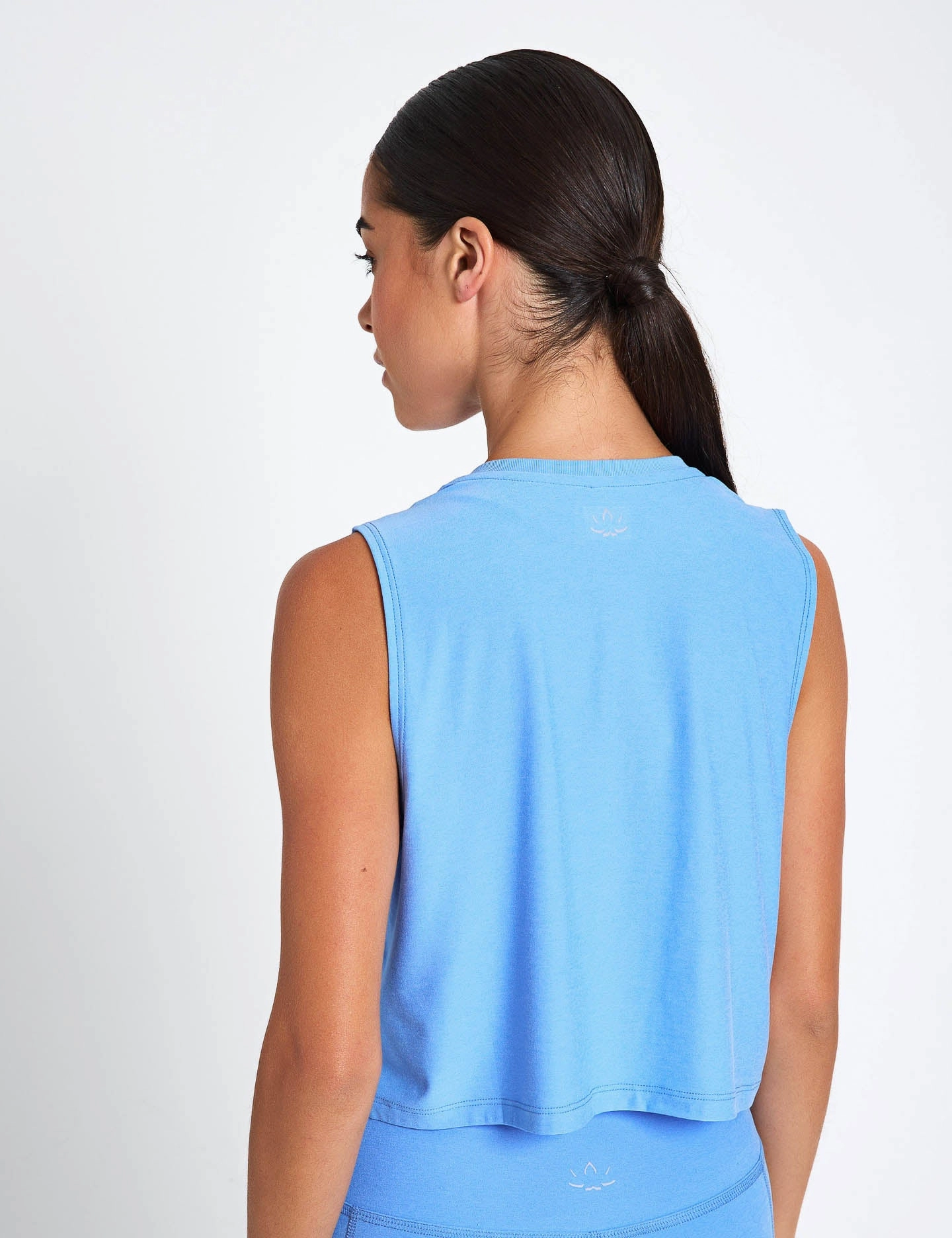 Quick Access Side Pockets Featherweight Minimal Cropped Tank - Flower Blue Heather