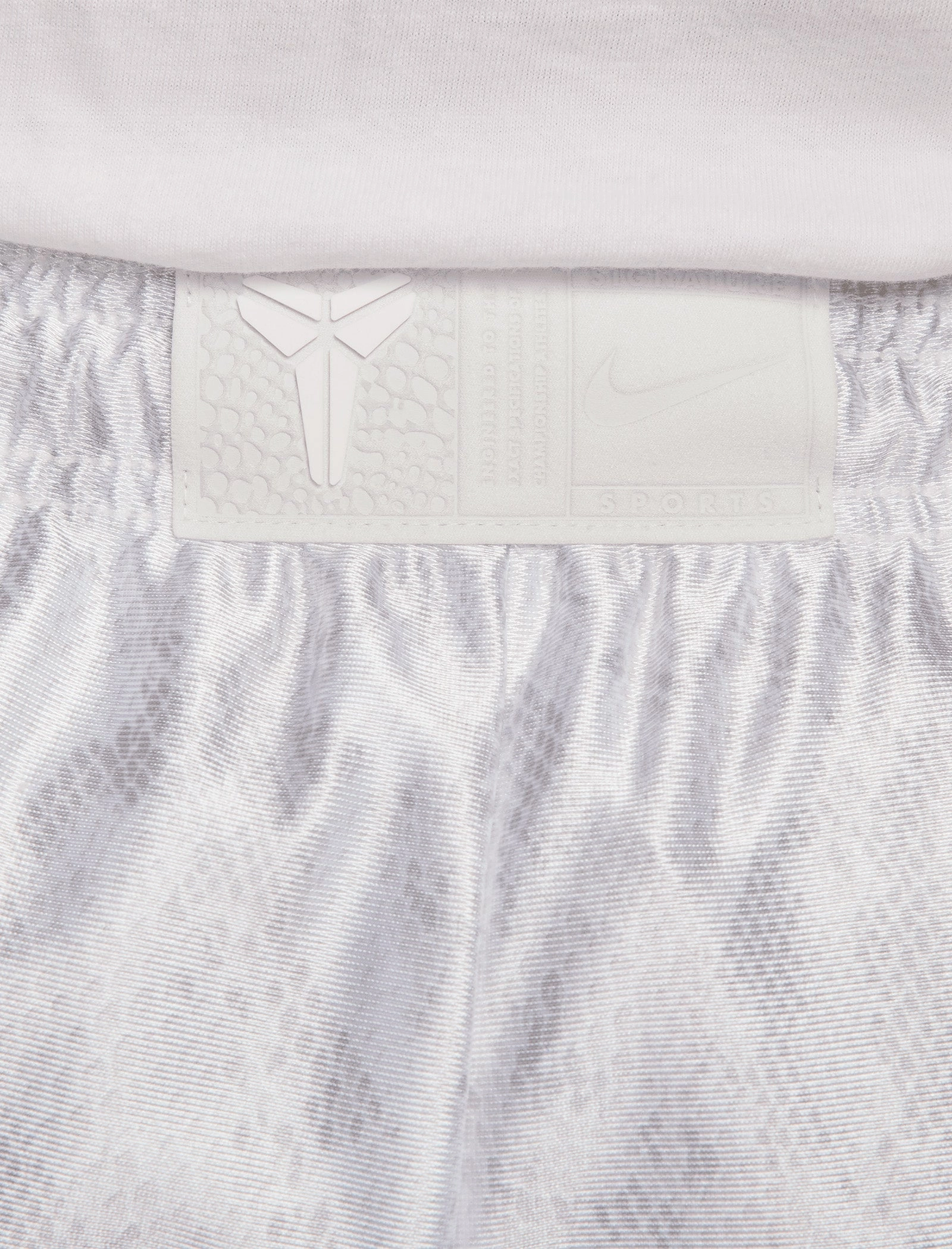 KOBE SHORTS Metallic accents