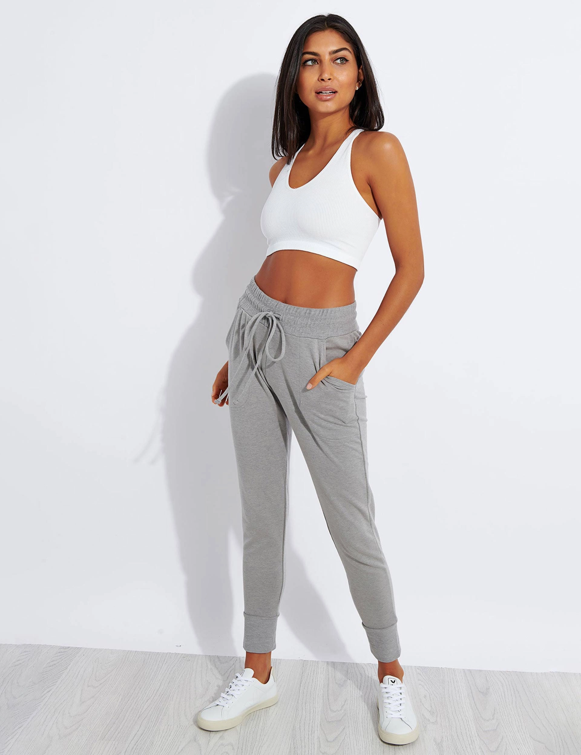 Body-Conforming Fit Free Throw Crop - White