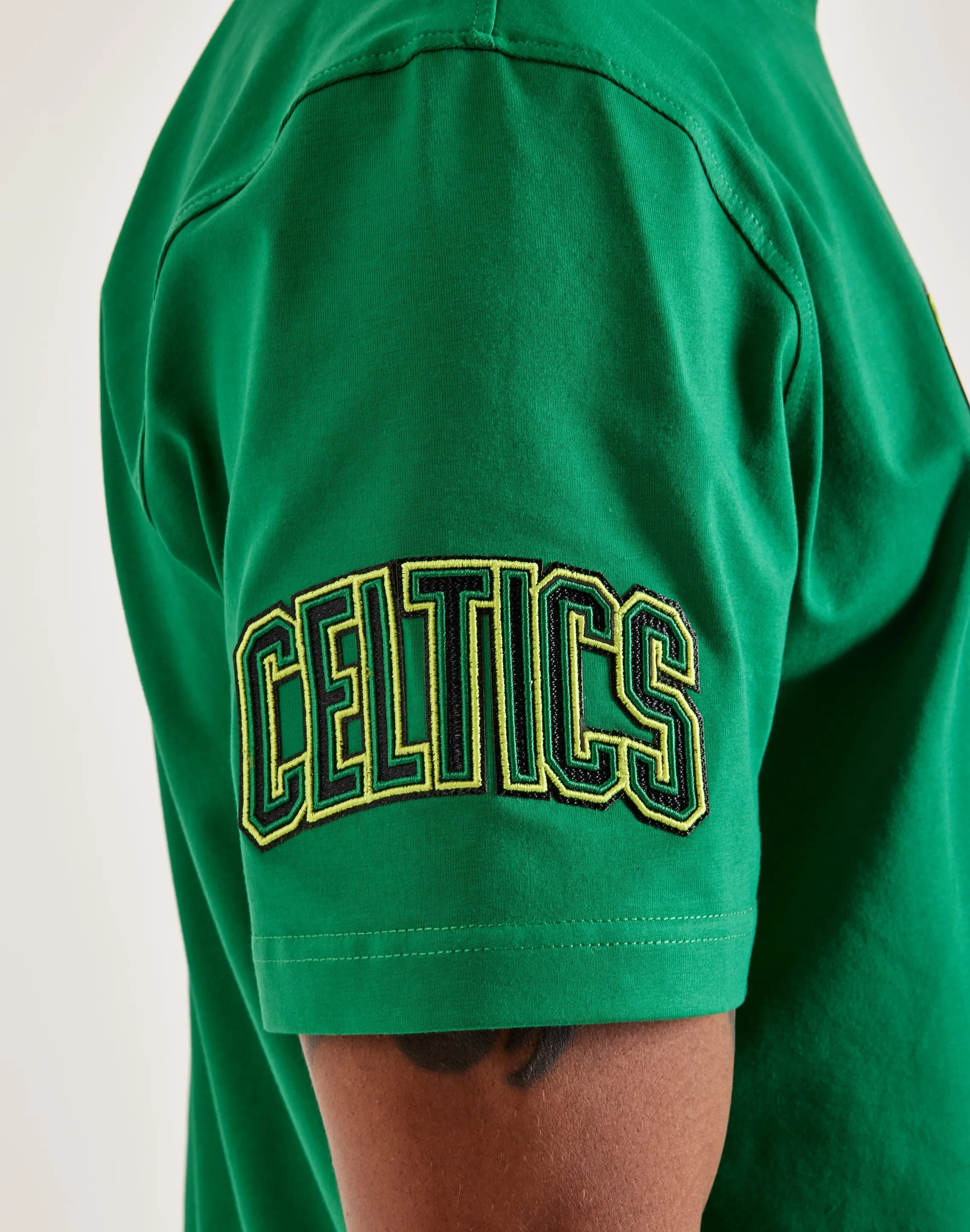 Pro Standard NBA Boston Celtics Tee Joy Ease NonRestrictive Cut