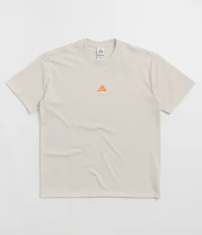 Airflow Enhanced Back Panel Nike ACG Lungs T-Shirt - Light Orewood Brown