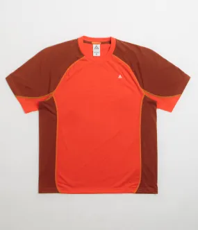 Pub Nike ACG Goat Rocks T-Shirt - Picante Red / Cinnamon / Summit White