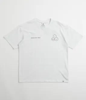 Nike ACG Walk Tree T-Shirt - Summit White Tight-fitting rooftop event
