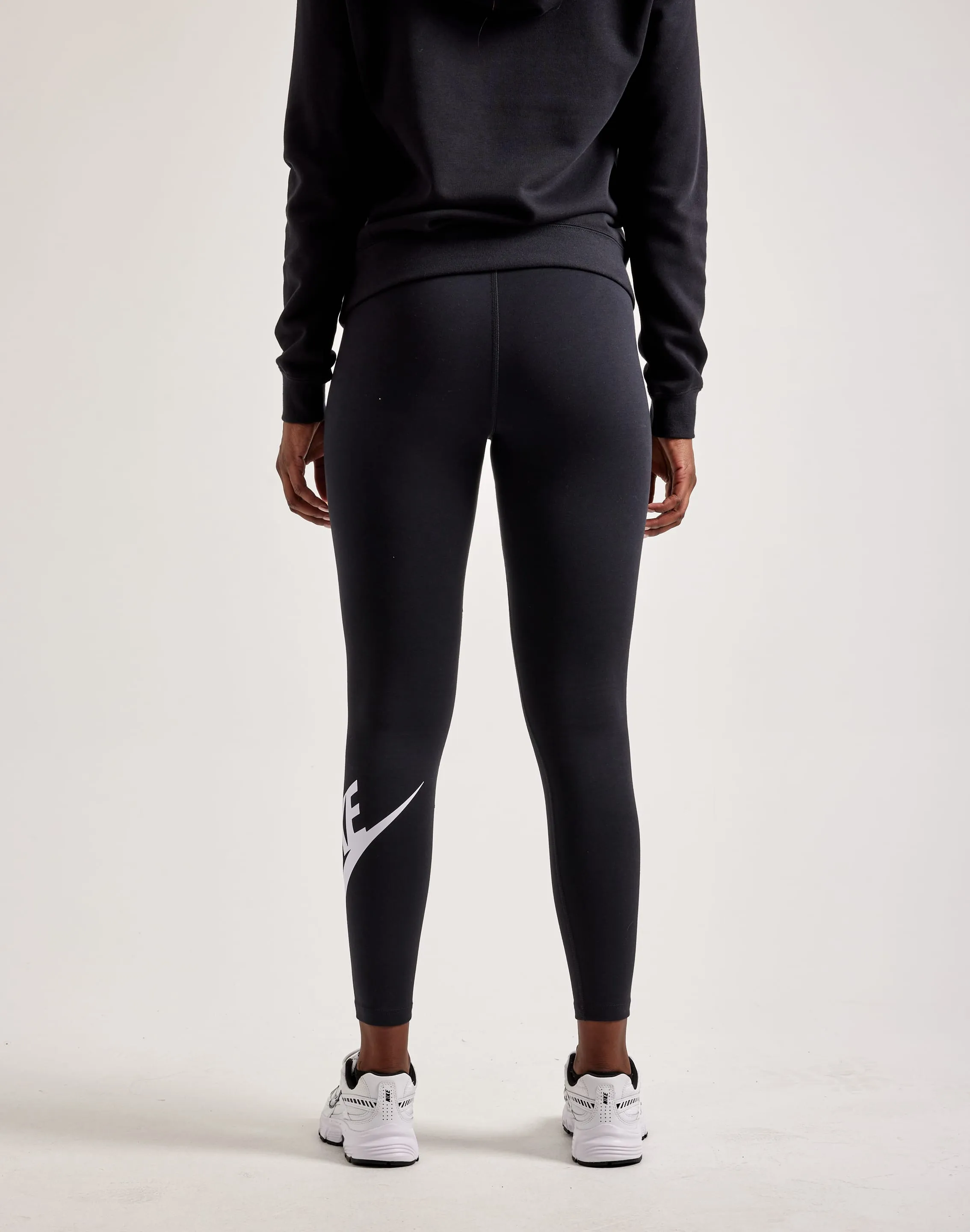 City Casual Heart Glow Nike Classics High-Rise Futura Leggings