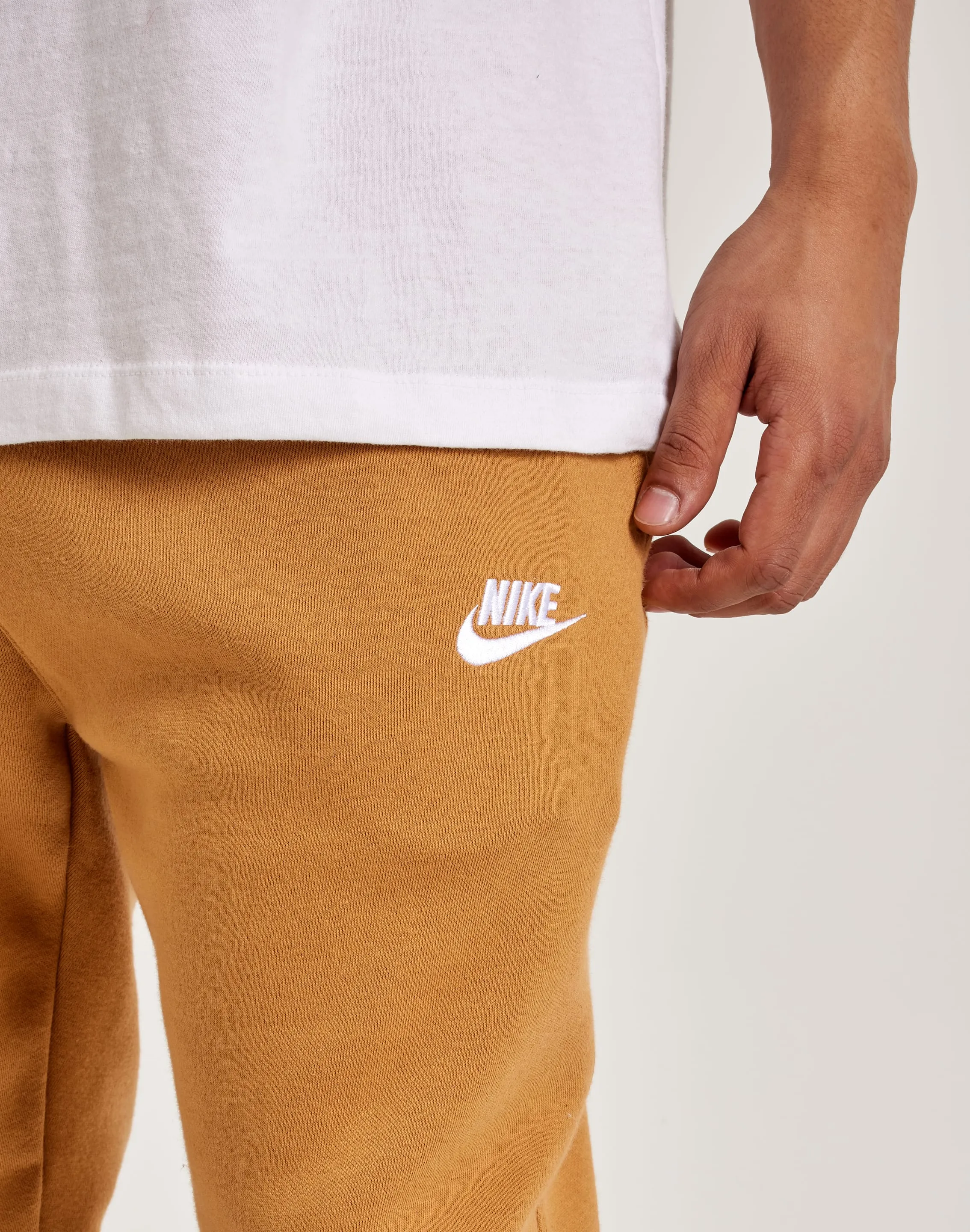 Nike Club Fleece Joggers Shape Hug SweatAbsorbingTexture