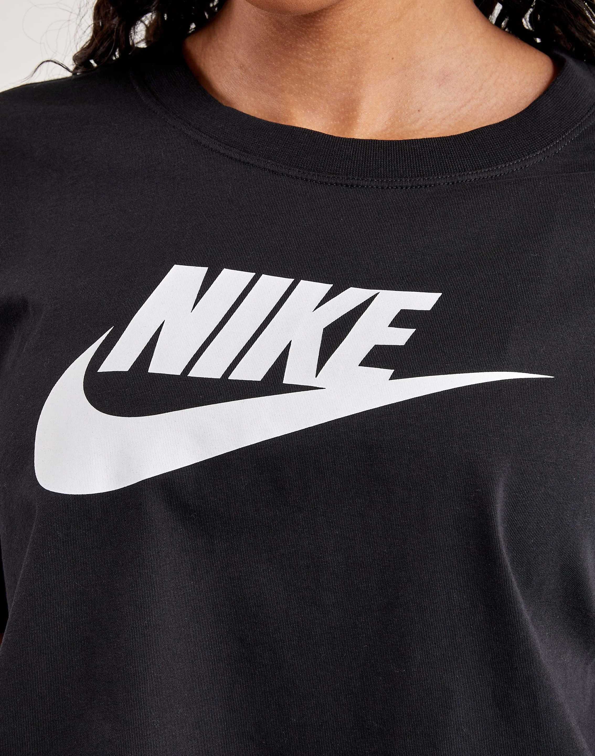 FourWay Stretch Nike Essential Cropped Logo Tee