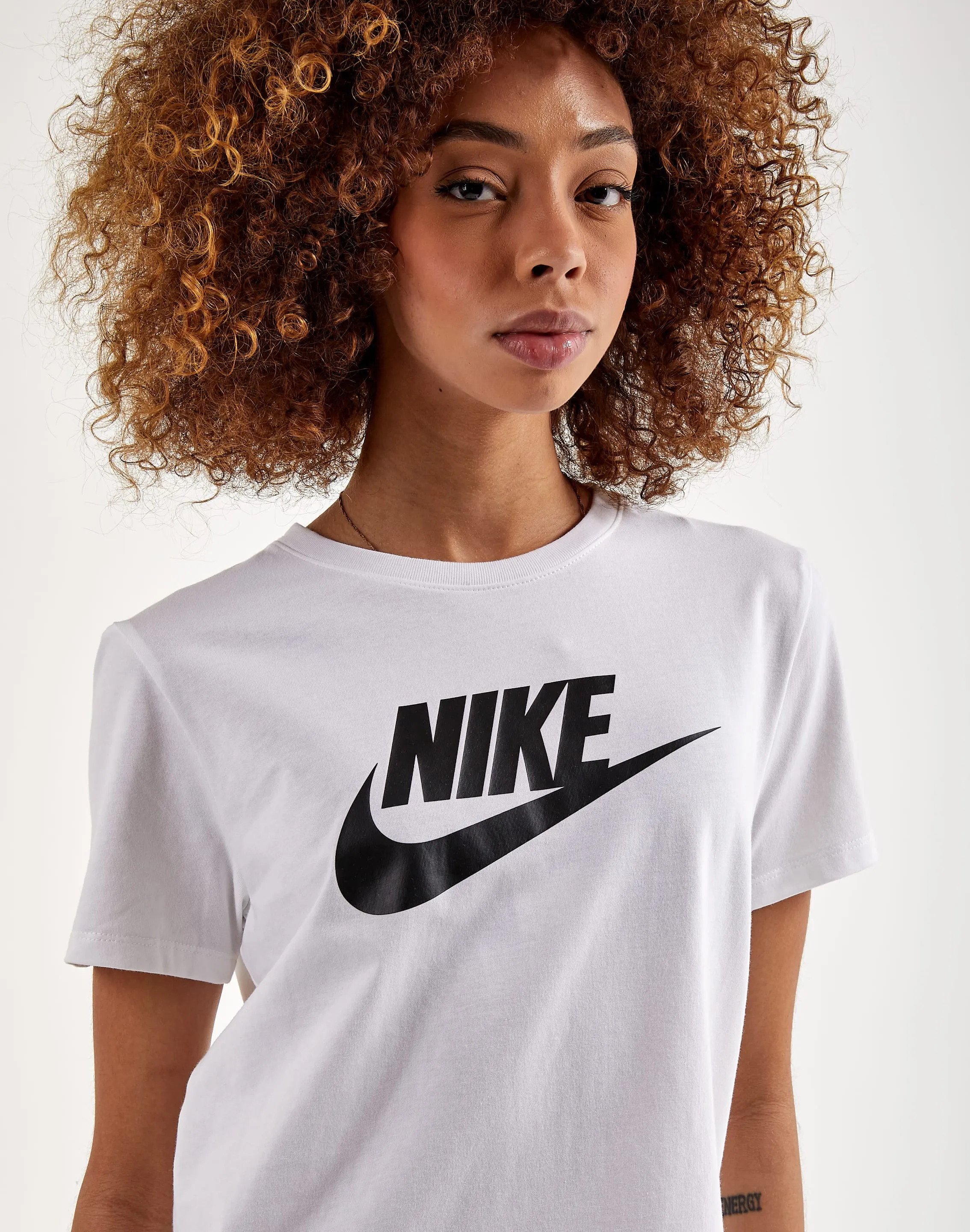 FormFitting Cut Nike Essential Icon Futura Tee