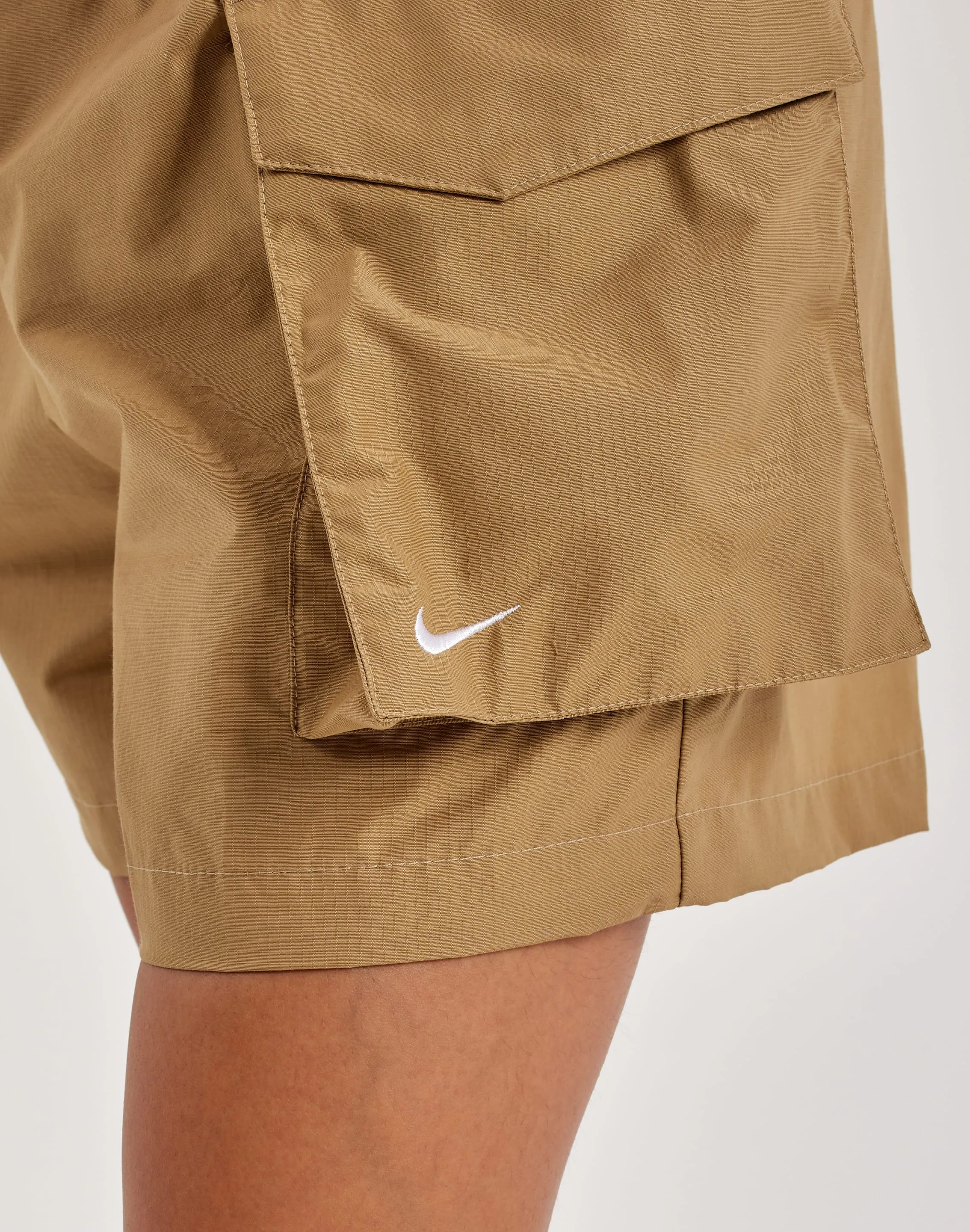 Nike Essential Woven High-Waisted Cargo Shorts Gentle Glow StaticResistantTextile
