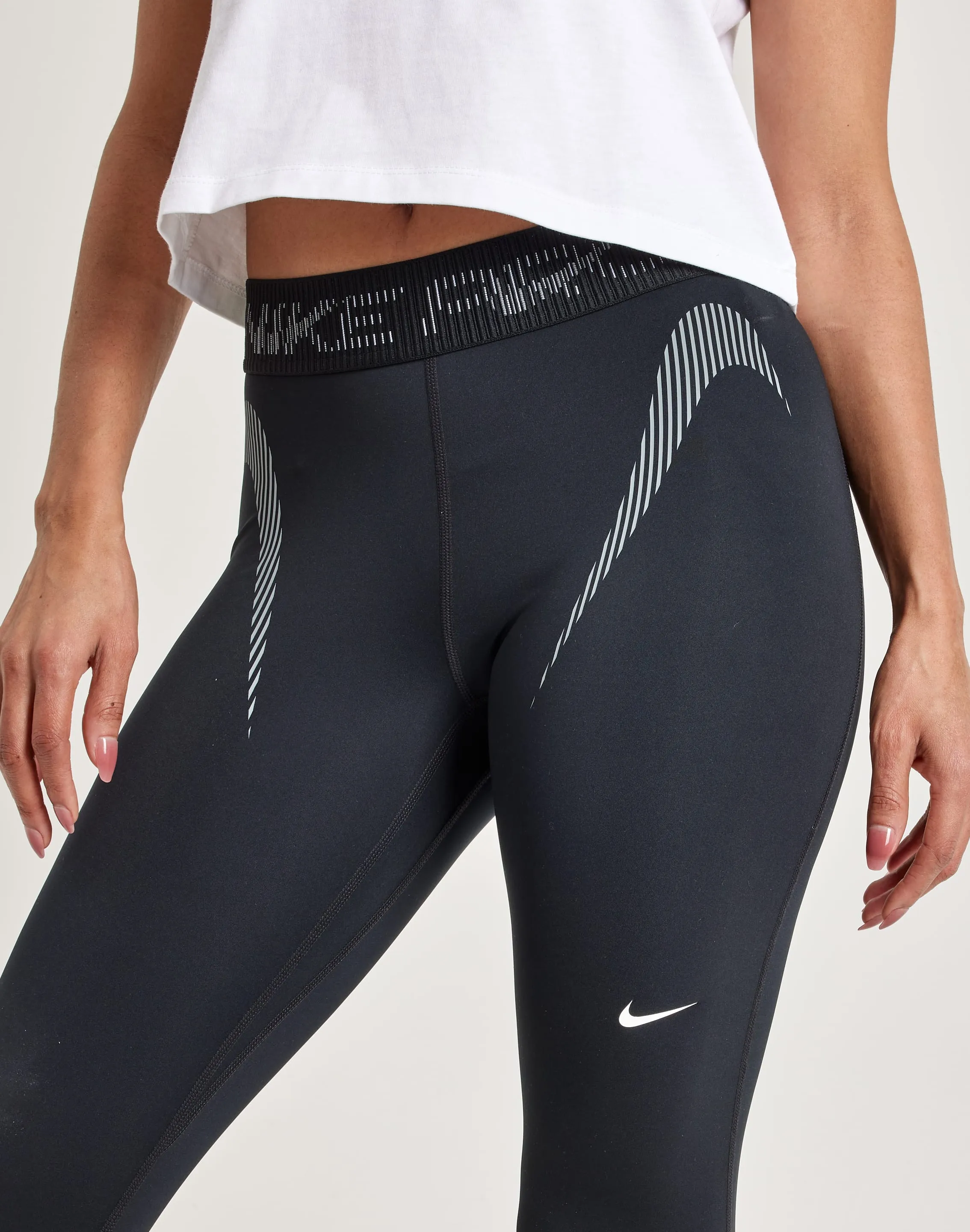 Tagless Design Nike Pro Mid-Rise Graphic Leggings