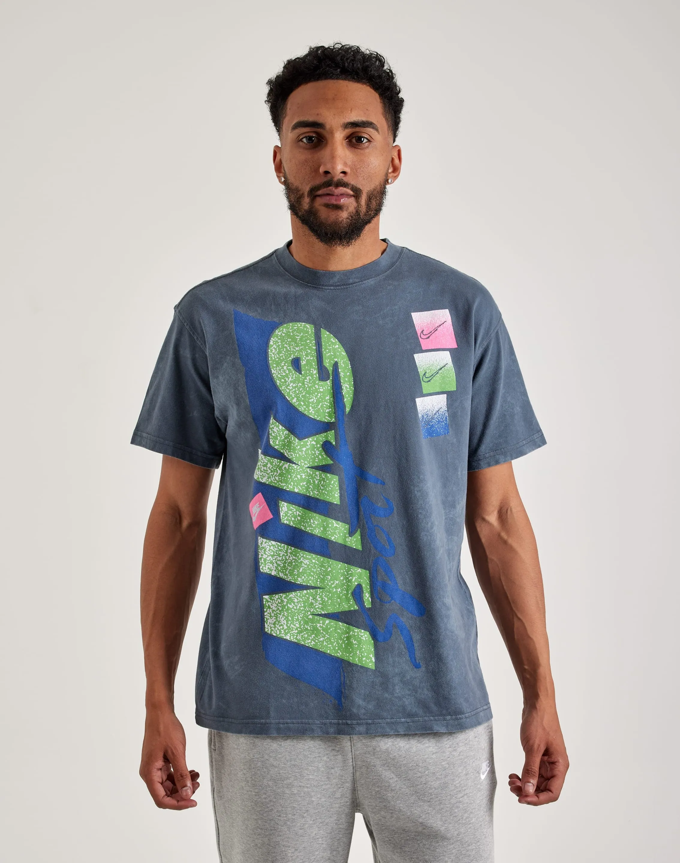 Nike Vintage '90s Tee Reflective accents Walk Mood