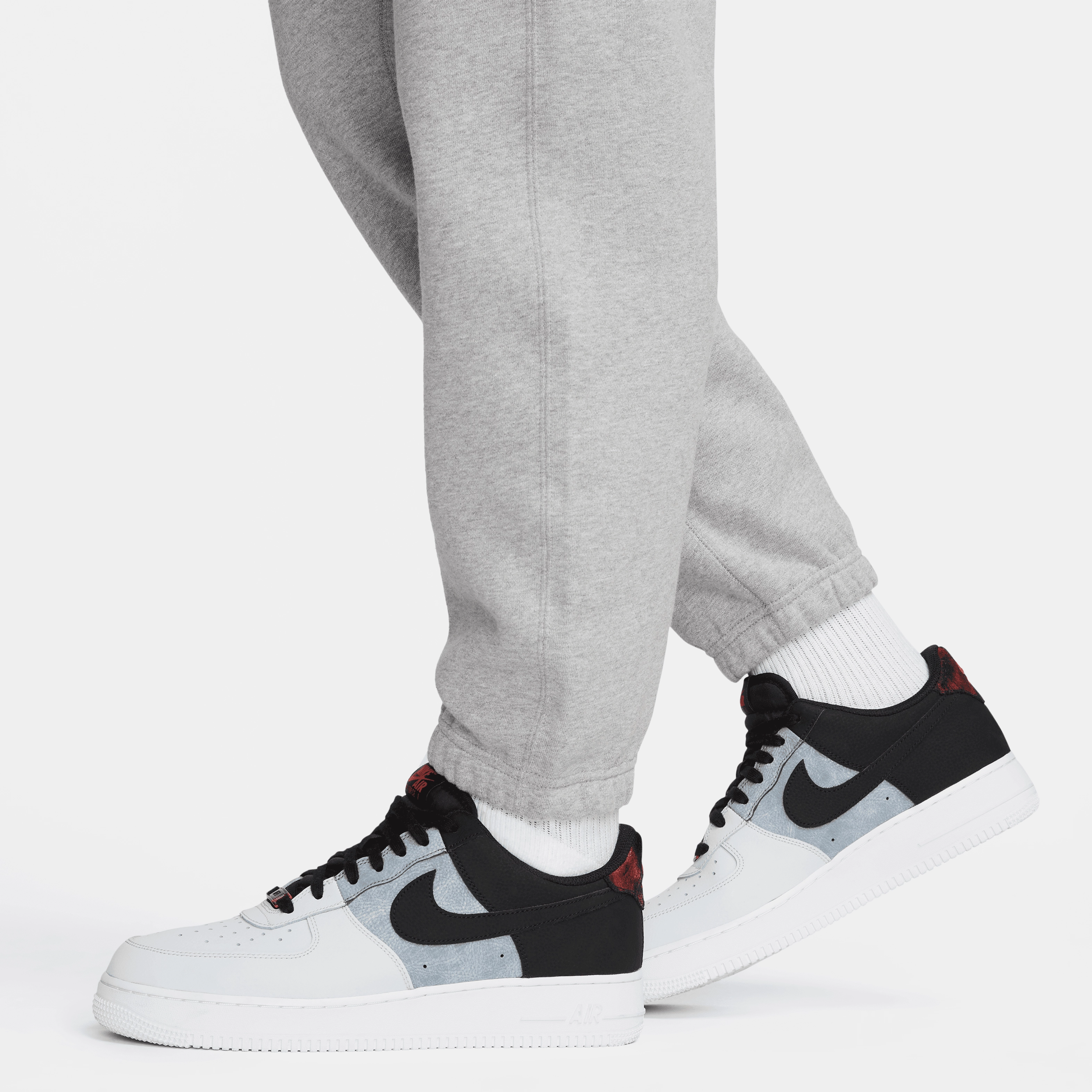 NonBindingWaistline Multi Panel Construction Nike SB Solo Swoosh Fleece Pant