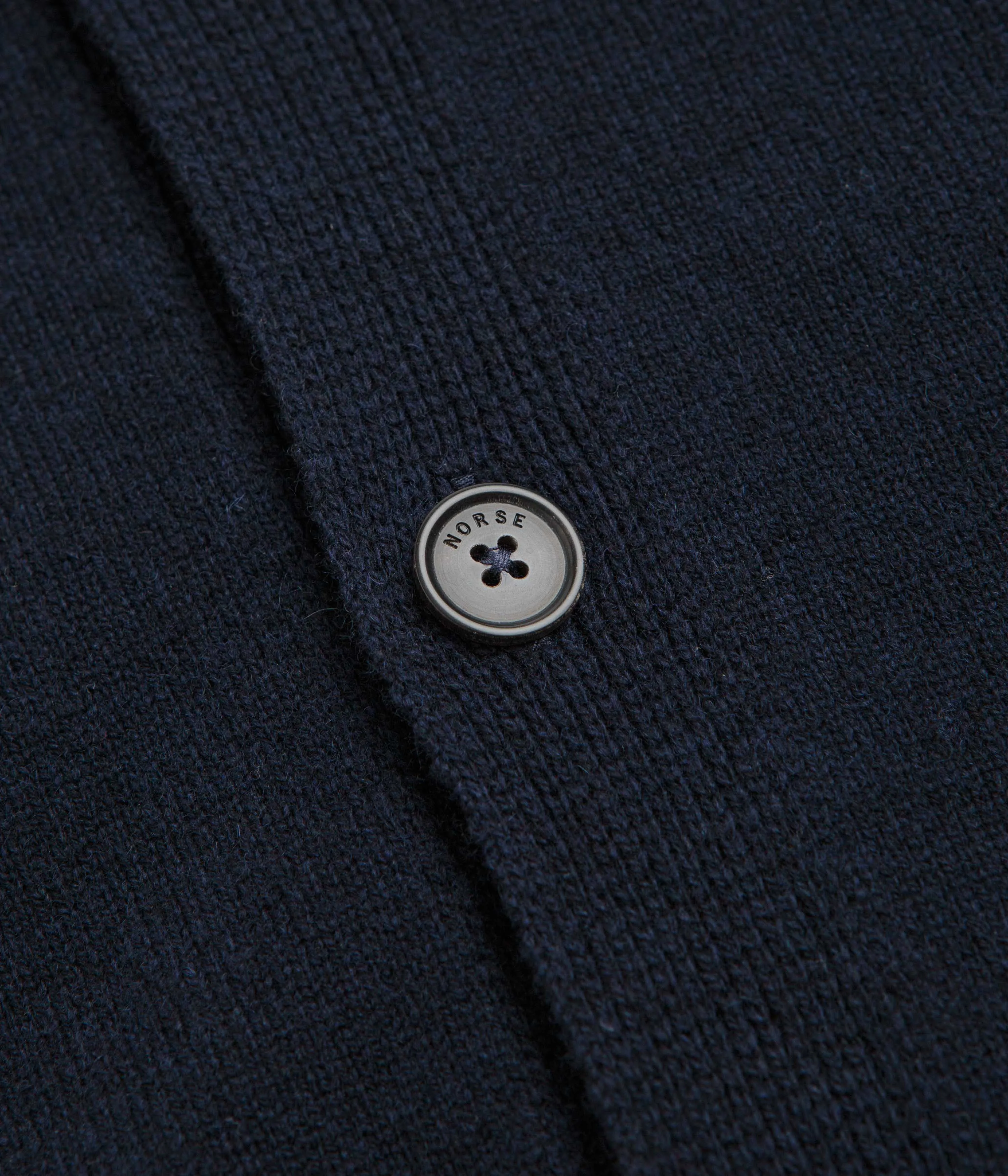 label accents Norse Projects Standard Merino Cardigan - Dark Navy