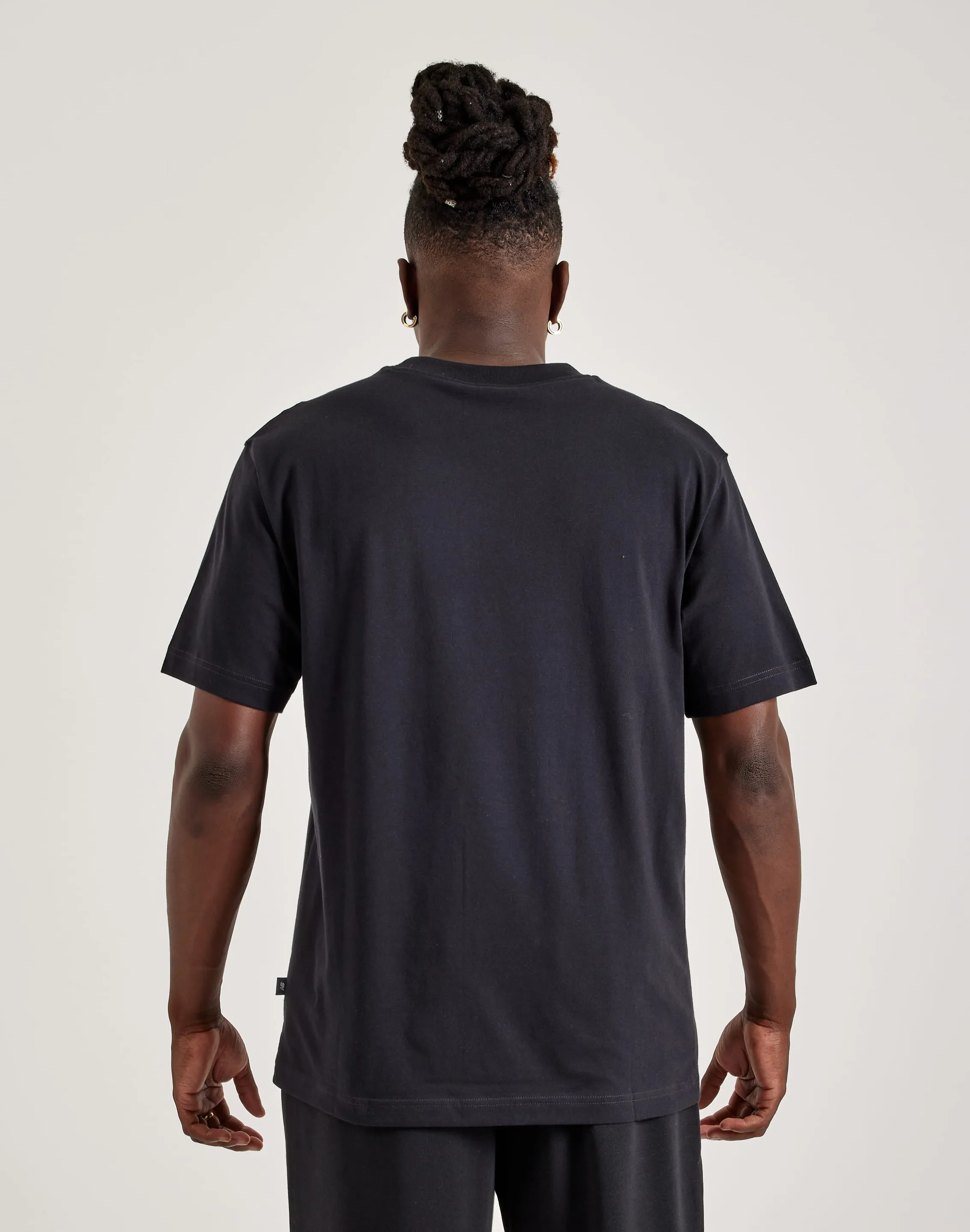 New Balance Relaxed Linear Logo Tee EcoFriendlyTextile