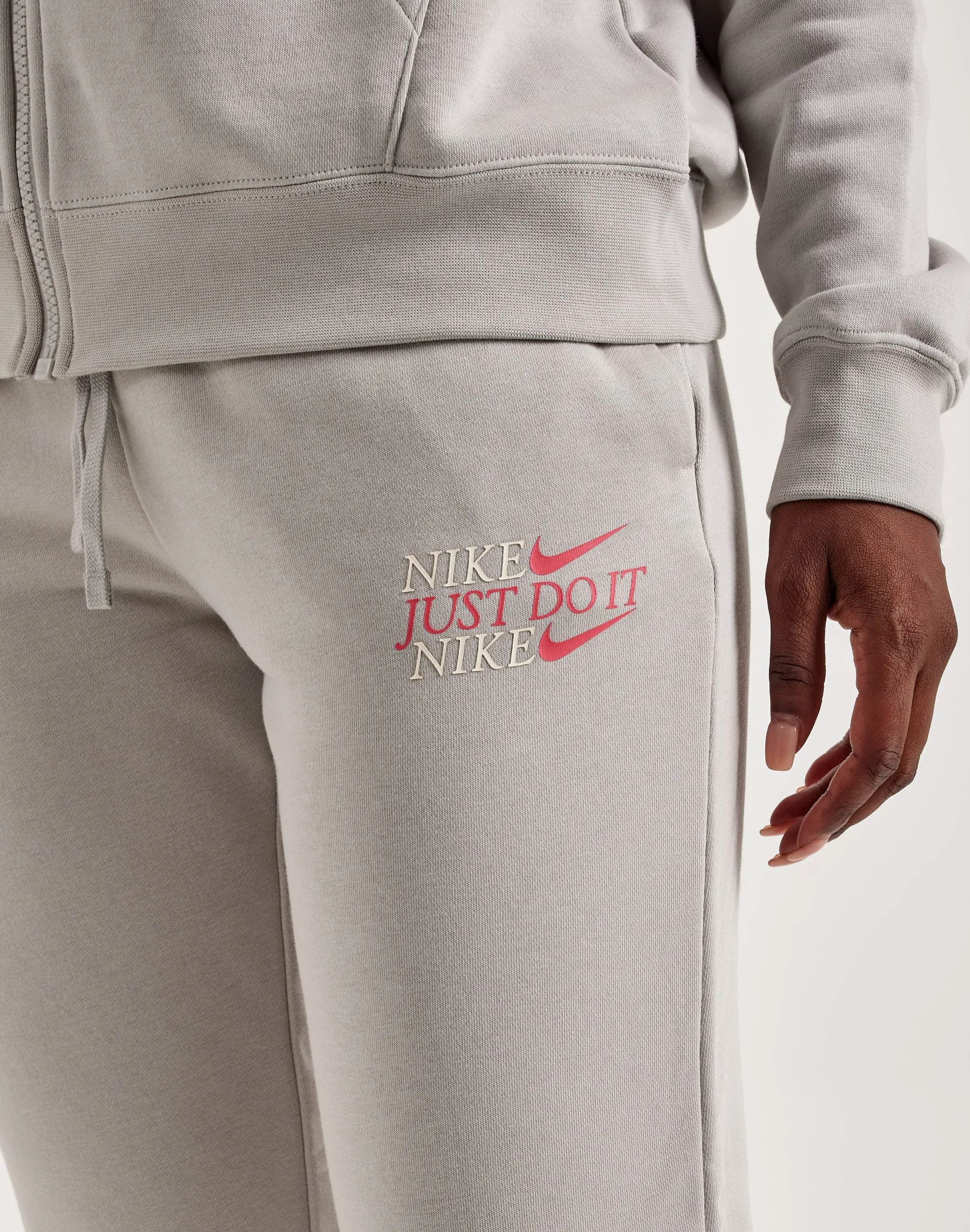 TearResistant CrossBackStructure Nike Club Fleece Mid-Rise Joggers