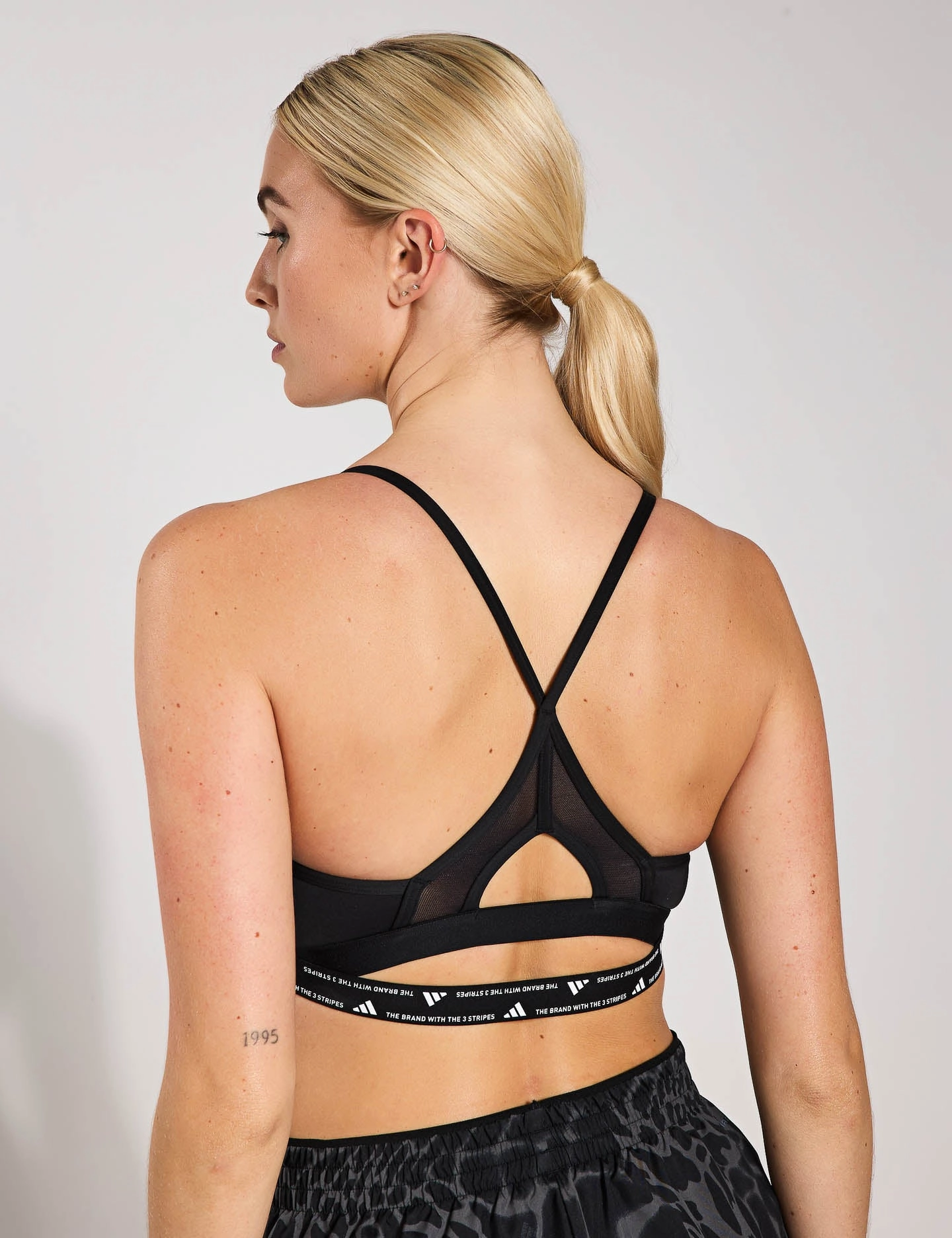 Short fit seams Aeroreact Training 3-Stripes Bra - Black