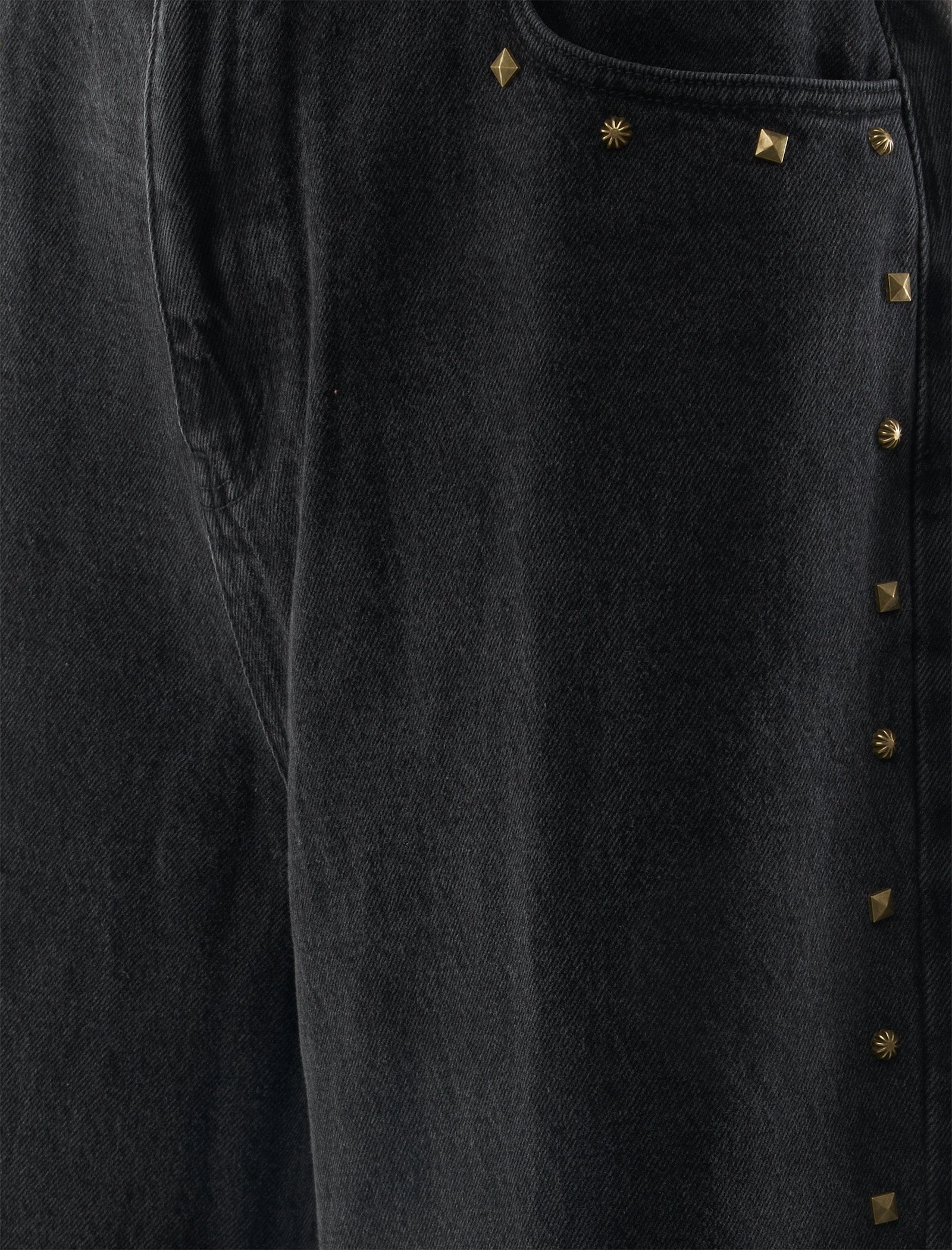 TaglessDesign STUDDED DENIM SHORTS