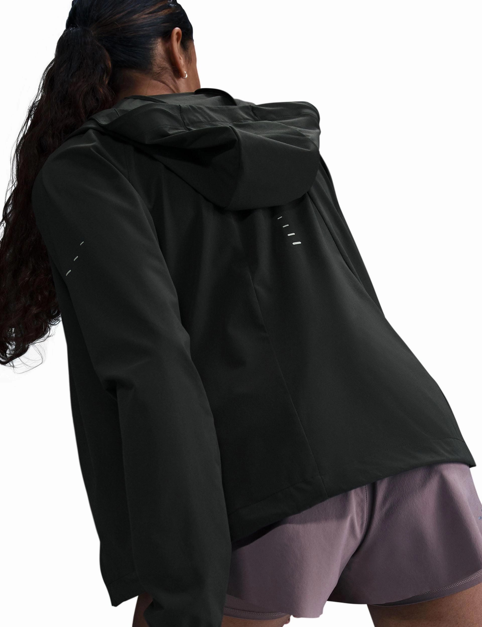 Swift Repel Packable Running Jacket - Black/Reflective Silver Modern Drop Tail Hem