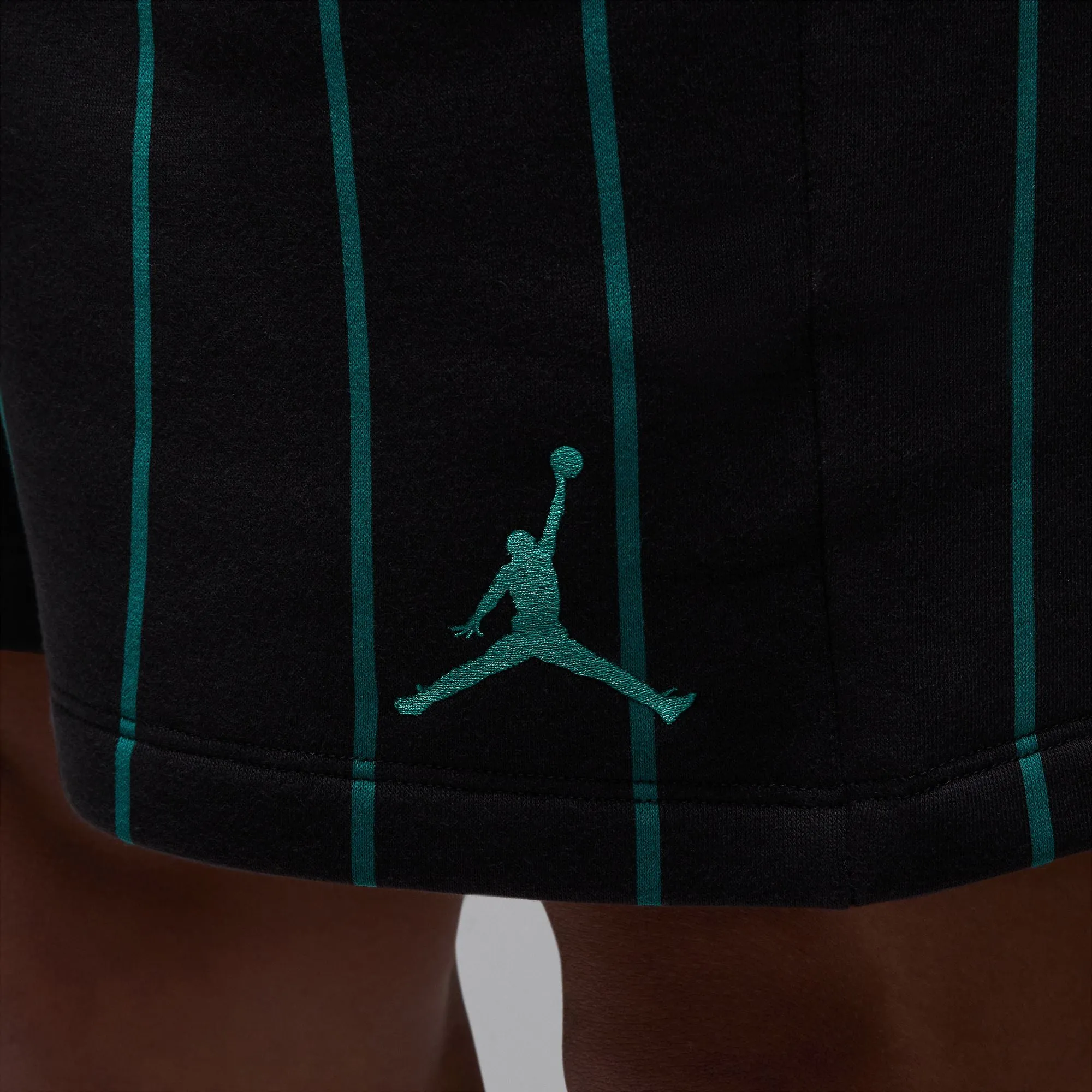 Winner Vibe AntiSnagFabric Jordan Stripe Shorts (Black)