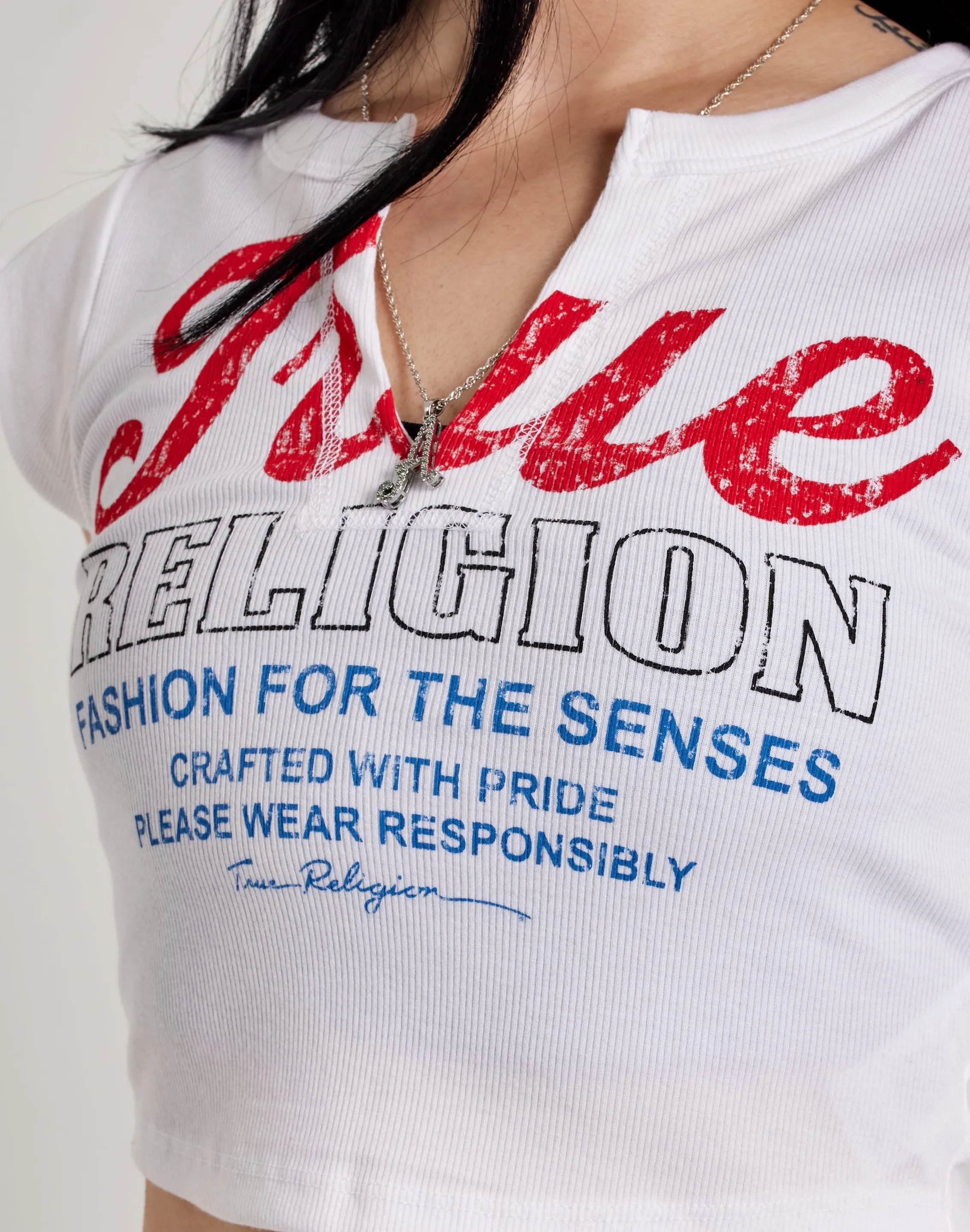 Magnetic Closure Sun Beam True Religion Retro Logo V-Notch Tee