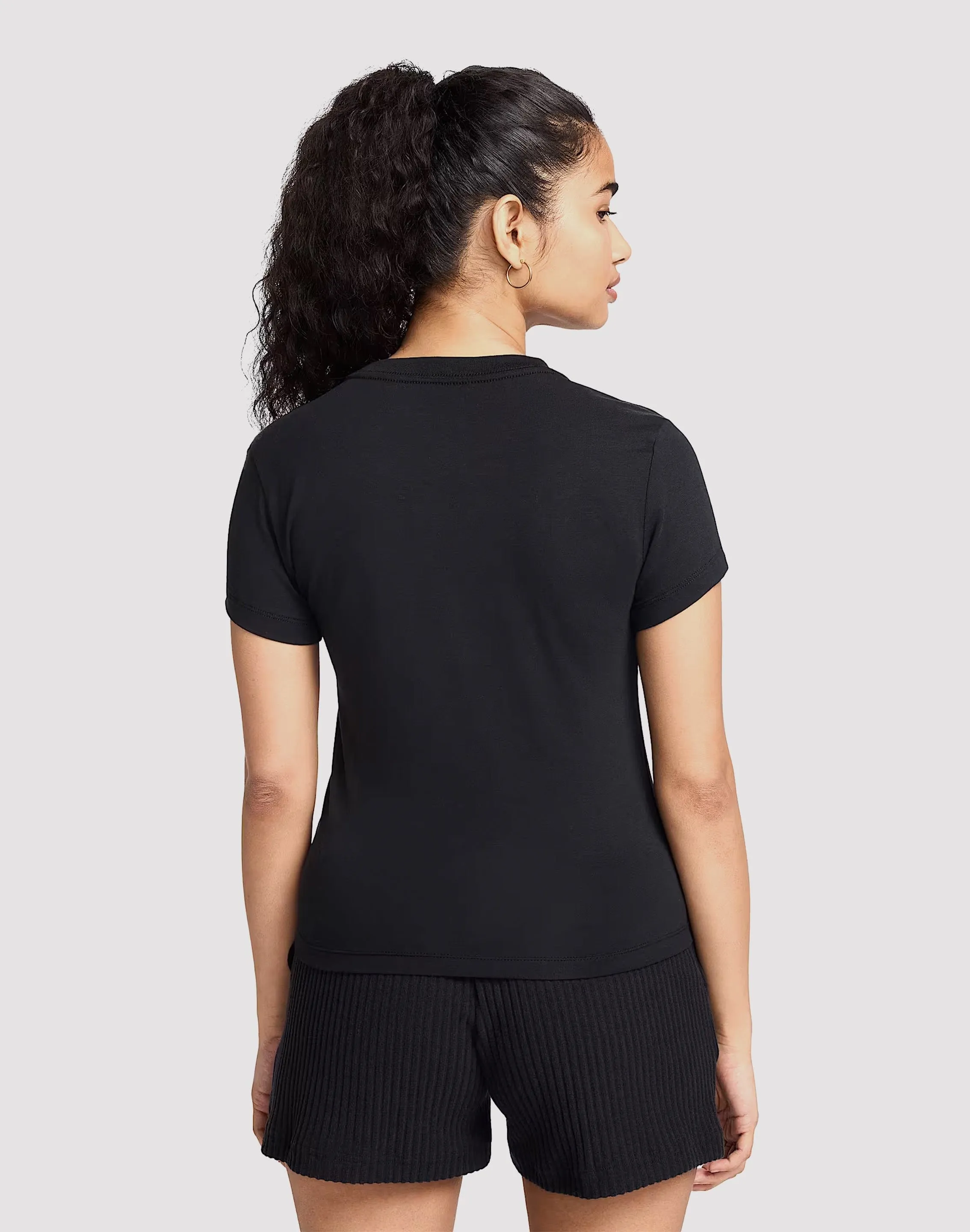 Breathable mesh lining Nike Chill Knit Tee