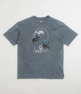 Nike SB Court T-Shirt - Anthracite snowboarding venue